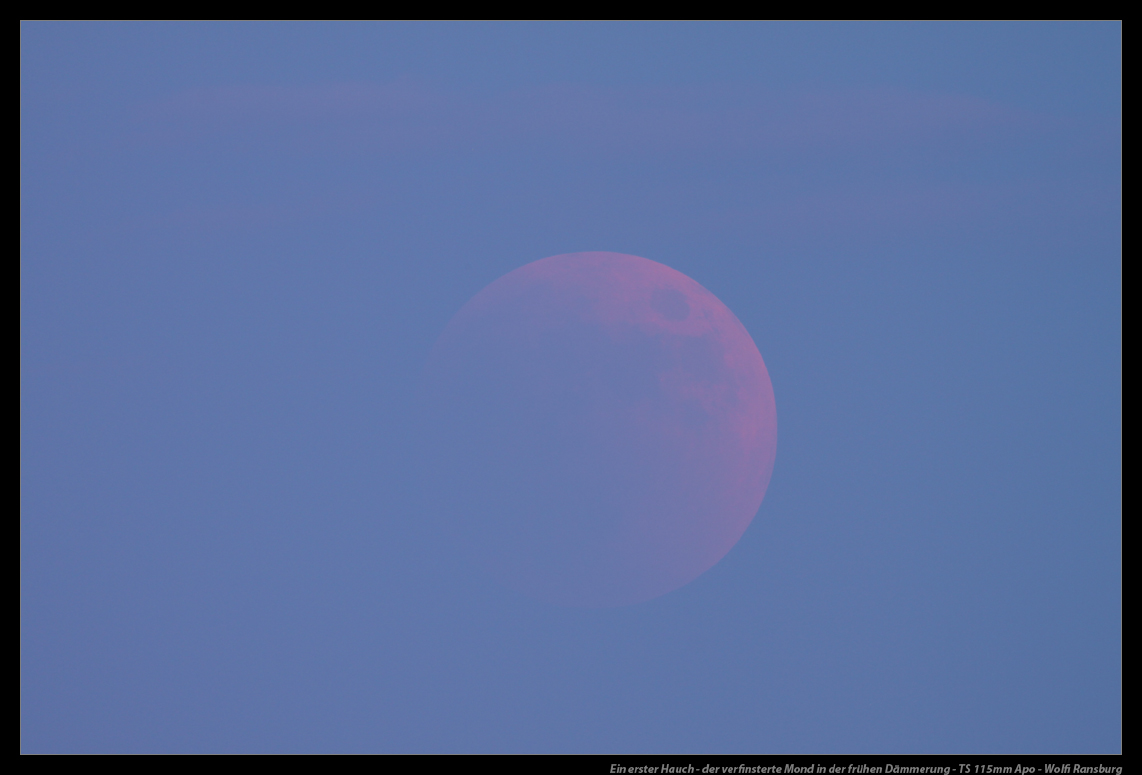 Ein erster Blick auf den Mond in der Dämmerung