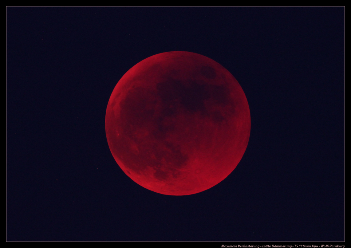 Der verfinsterte Mond in der späten Dämmerung
