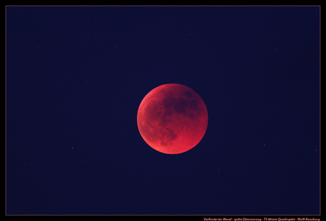 Die Mondfinsternis in der späten Dämmerung