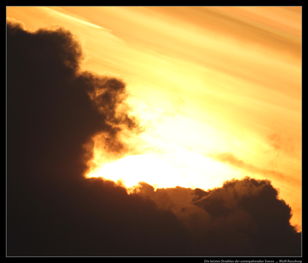 Die Sonne verschwindet hinter den Wolken