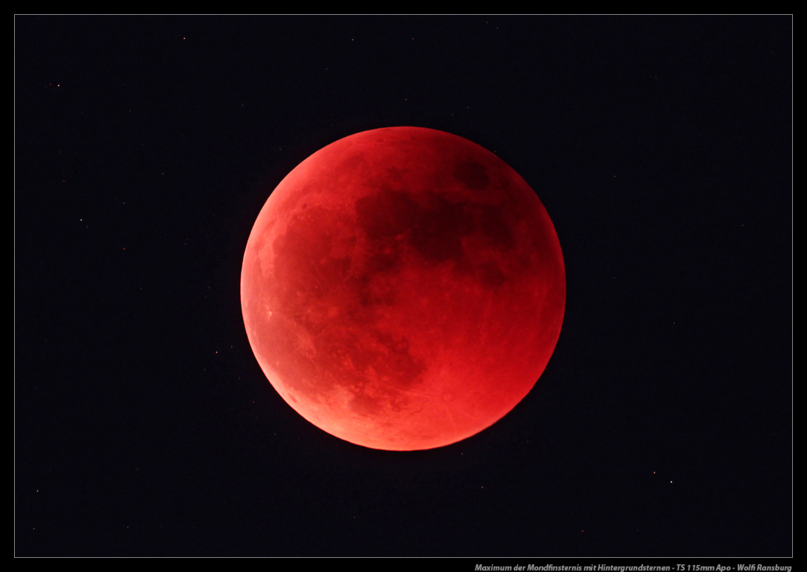 Der verfinsterte Mond mit Sternenhintergrund