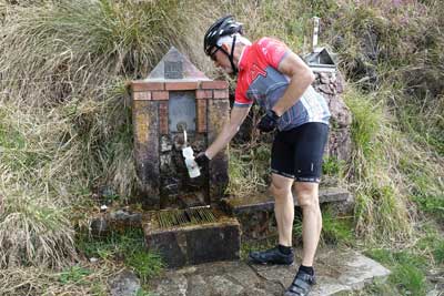 Stärkung am Pantani Brunnen