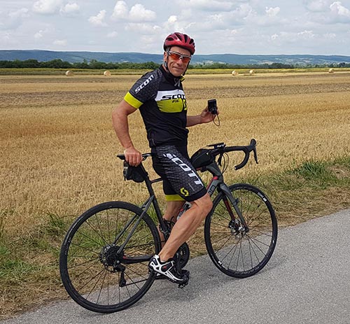 Wolfi Ransburg mit Rennrad on Tour