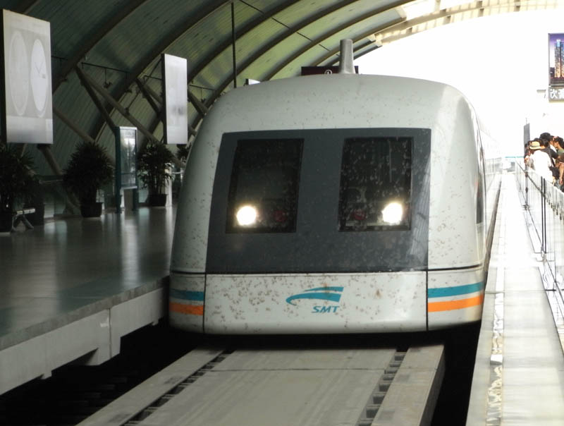 Maglev fährt ein