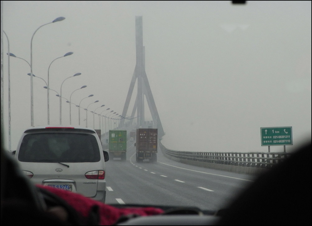Über die Brücke zur Insel