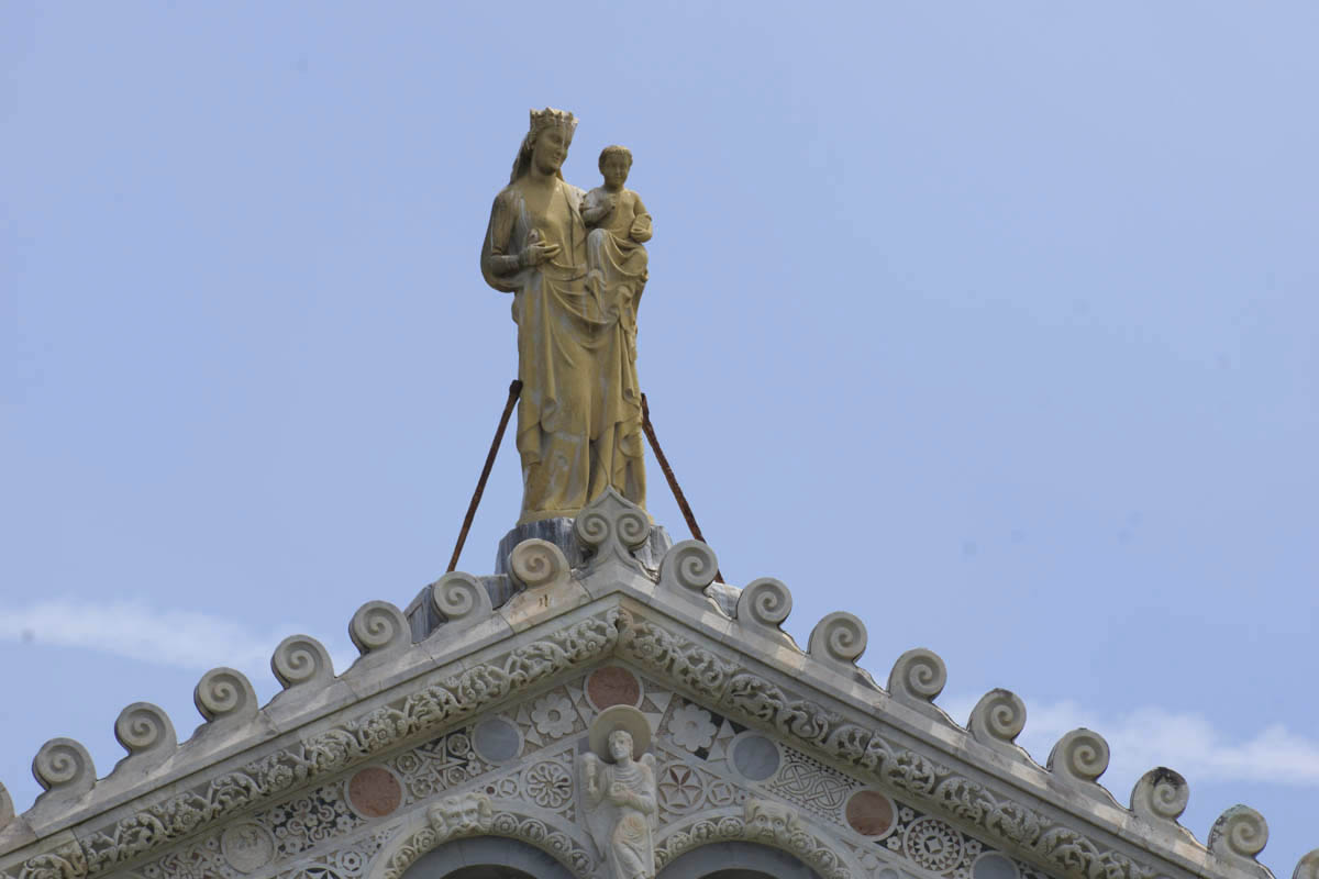 Madonna Statue am Dachgiebel