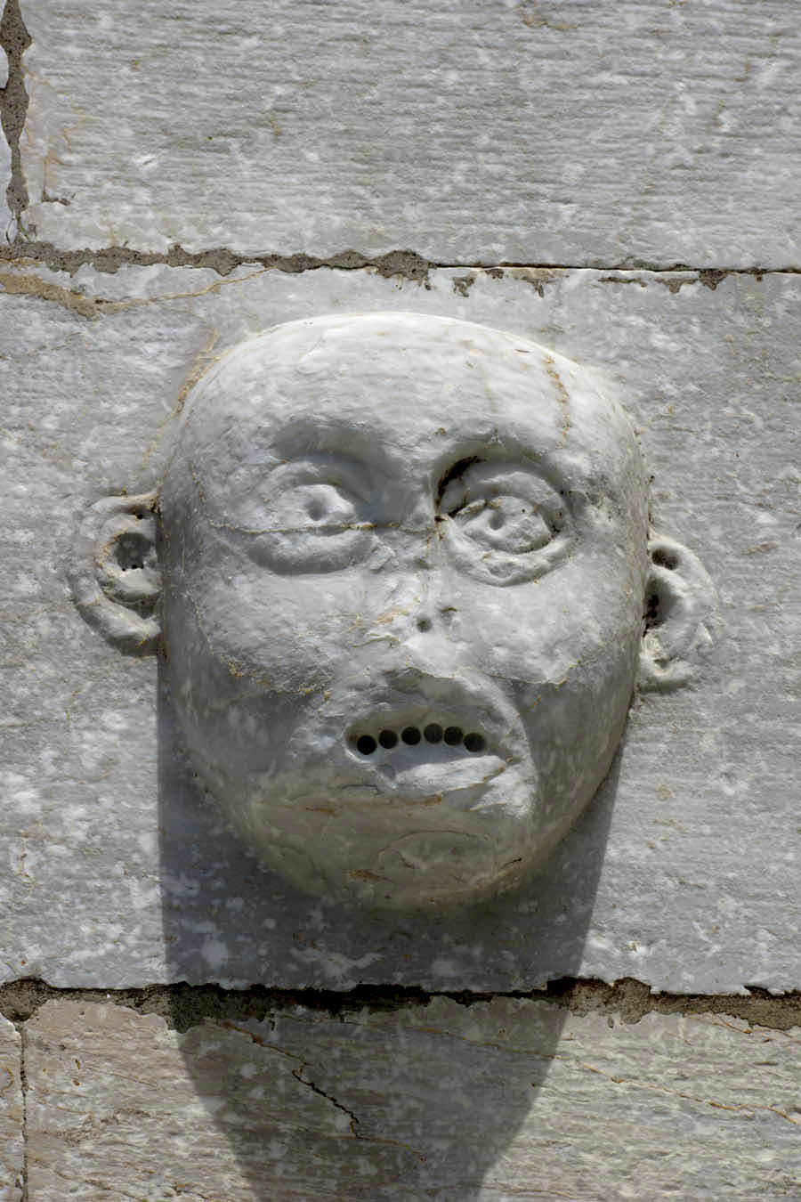Gesicht in der Mauer